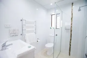 Quality Hotel Robertson Gardens - Baño