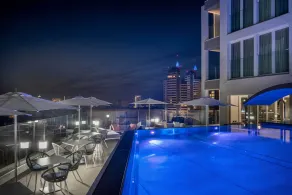 J44 Lifestyle Hotel - Piscina