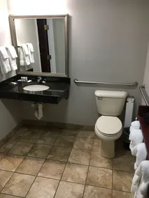 La Quinta Inn & Suites by Wyndham Louisville East - Salle de bain