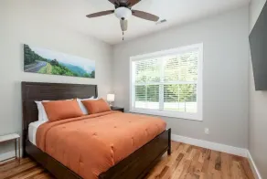 Walkable Downtown 5BR - Hot Tub and Resort Access - Habitación