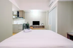 Comfortable Pool View Studio Room at Gateway Park LRT City Jatibening Apartment By Travelio - Zimmer
