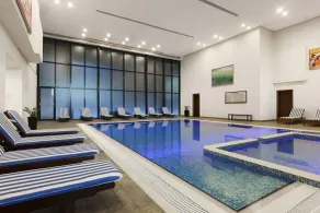 Ramada Hotel & Suites by Wyndham Ajman - Piscina