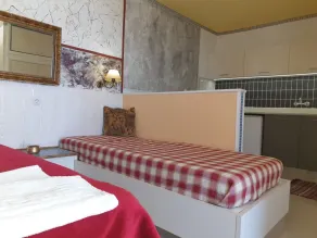 Studio Quiet And Peaceful And Very Relaxing with kitchen, shared pool and Ac - Rom