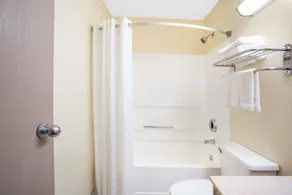 Super 8 by Wyndham Lewisburg - Salle de bain