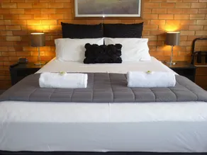 Sunseeker Motel - Room