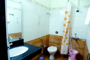 Prayag Inn - Bathroom