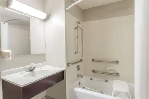 Super 8 by Wyndham St. Charles - Salle de bain