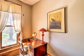 Creekfront Yellville Manor w/ Parlors & Fire Pit! - Interiör