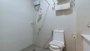 RedDoorz @ Leoncia Apartelle Mandaue City - Salle de bain