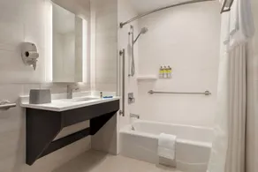 Holiday Inn Express - Jamaica - JFK AirTrain - NYC by IHG - Banheiro