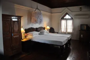 Old Courtyard Hotel - Room