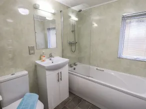 Lavender Lodge - Bathroom
