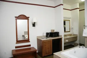 Budget Host Inn and Suites Cameron - Rom