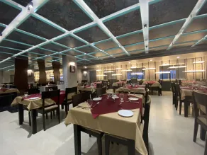 Hotel Aarunya Royale - Restaurant