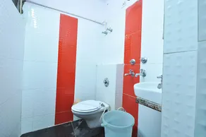Hotel Roma Deluxe - 5 Mints walk From New Delhi Railways Station - Bathroom