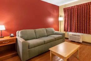 Econo Lodge Inn & Suites Maingate Central - Chambre