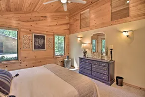 Spacious Cabin on Cross Lake: Treehouse & Sauna! - Værelse