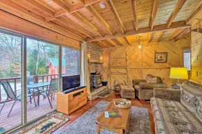 Secluded Johnsburg Retreat w/ Hot Tub & Fire Pit - Innvendig