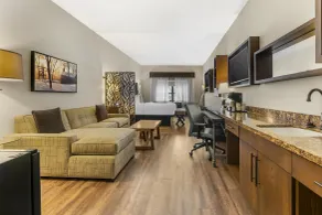 Best Western Plus Franciscan Square Inn & Suites Steubenville - Room