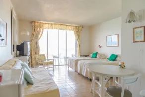 Sky Box Beach Suite at Montego Bay Club - Zimmer