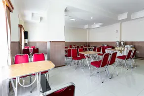 RedDoorz Plus near Alun Alun Karanganyar - Restaurant