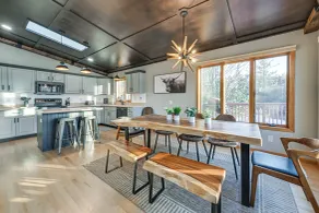Lake Arbutus Retreat w/ Hot Tub & Game Room - Innenbereich