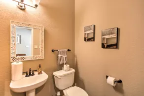 Texas Vacation Rental w/ Fireplace, Near Lakes - Innenbereich