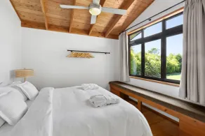 Adrift In Golden Bay- Absolute Beachfront Villas - Habitación