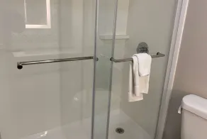La Quinta Inn & Suites by Wyndham Safford Copper Valley - Bathroom