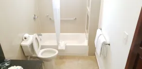 Best Western Plus Belize Biltmore Plaza - Baño