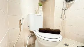 Minimalist 2Br Apartment At Podomoro Golf View - Bathroom