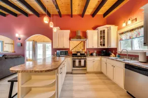 Peaceful Stark Cottage w/ Deck on South Ponds! - Innvendig