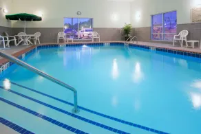 Holiday Inn Express & Suites Parkersburg-Mineral Wells by IHG - Piscina
