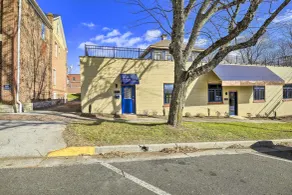 Sleek Wytheville Apartment Near Food + Drink! - Interiör
