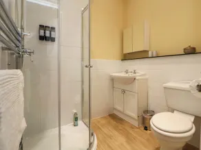 Parkfields House - Bathroom