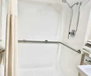 Quality Inn Macomb near University Area - Bathroom