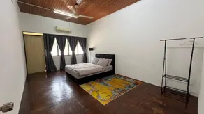 Bayan Lepas Getaway - Nature Views & BBQ Haven - Room