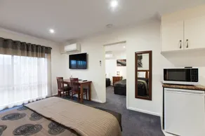 Addison Motor Inn - Room