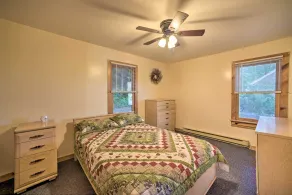 Riverfront Escape w/ Dock: 19 Mi to Saratoga! - Innvendig