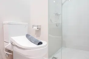 Comfy 1BR Sedayu City Suites Apartment - Baño