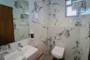 Hotel Ascent Star Inn - Near Mumbai International Airport - Bathroom
