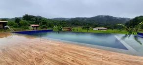 RevTree Dark Forest Inn - Piscina