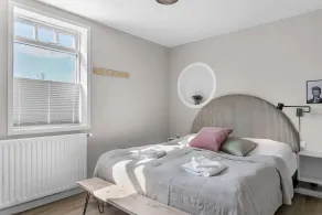 Two bedroom downtown apartment with balcony - Værelse