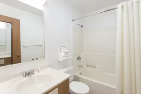 Super 8 by Wyndham Rock Falls Sterling Area - Bathroom