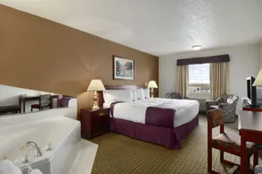 Ramada by Wyndham Red Deer Hotel & Suites - Chambre