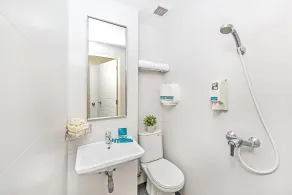 Hotel 81 Elegance - Bathroom