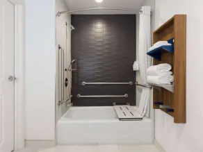 Microtel Inn & Suites by Wyndham Tracy - Bathroom