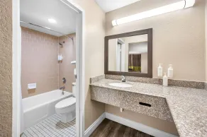 Super 8 by Wyndham Metairie - Salle de bain