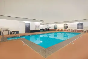 Super 8 by Wyndham New Hampton - Piscina