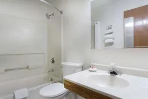 Super 8 by Wyndham Greensboro/Coliseum/Conv. - Salle de bain